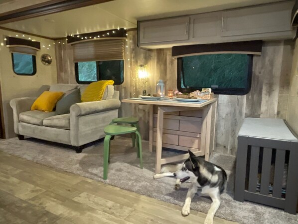 Smart-tv, een open haard, boeken en een stereo