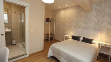 Habitació quàdruple estàndard | Escriptori, espai de treball apte per a portàtils i wifi gratuïta