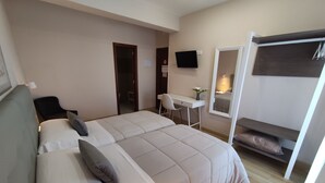 A bedroom with a bed, a desk, a chair, a mirror, and a wardrobe. - Hotel Ros Mary (Ribadeo)