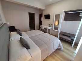 Habitación estándar con 1 cama doble o 2 individuales | Escritorio, espacio para trabajar con un portátil, wifi gratis