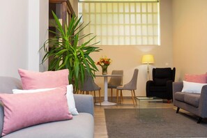 60 cmのスマートテレビ (衛星放送視聴可)