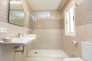 Ducha, artículos de higiene personal gratuitos y secador de pelo