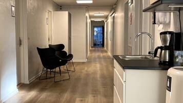 Een koelkast, een microgolfoven