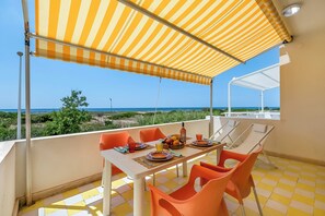 Family Apartment, Multiple Bedrooms (Tramonto Salentino Apartment Sea View) | Outdoor dining