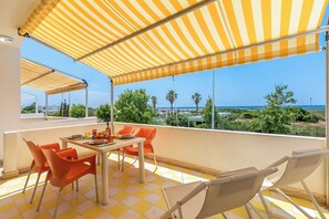 อพาร์ทเมนท์สำหรับครอบครัว, หลายห้องนอน (Tramonto Salentino Apartment Sea View) | รับประทานอาหารกลางแจ้ง