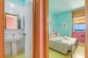 Family Apartment, Multiple Bedrooms (Tramonto Salentino Apartment Sea View) | 2 bedrooms, bed sheets