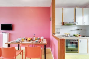 Familieleilighet, flere soverom (Tramonto Salentino Apartment Sea View) | Eget kjøkken | Kjøleskap, kokeplater, kaffetrakter/tekoker og kjøkkenutstyr