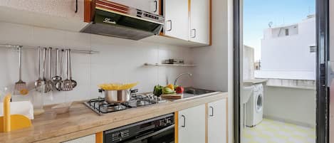 Familie appartement, meerdere slaapkamers (Tramonto Salentino Apartment Sea View) | Privékeuken | Een koelkast, een kookplaat, een koffiezetapparaat/waterkoker