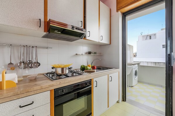 Fridge, stovetop, coffee/tea maker, cookware/dishes/utensils - Tramonto Salentino Apartment Sea View (Salve)