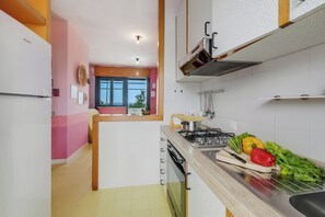 Familieleilighet, flere soverom (Tramonto Salentino Apartment Sea View) | Eget kjøkken | Kjøleskap, kokeplater, kaffetrakter/tekoker og kjøkkenutstyr