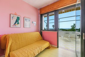 Perhehuoneisto, useita makuuhuoneita (Tramonto Salentino Apartment Sea View) | Oleskelualue | 21–tuumainen televisio, jossa kaapelikanavat