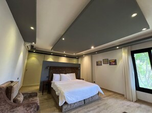 6 bedrooms, iron/ironing board, WiFi, bed sheets