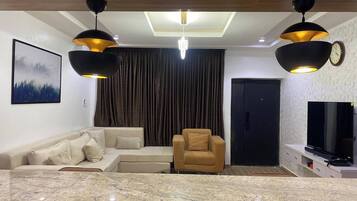 Apartamento econômico, sacada, vista para a cidade | Área de estar | TV de tela plana