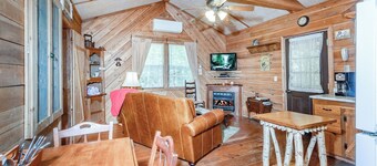 Cozy Cabin w/ Pickleball and Tennis On Site