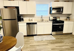 Microondas, horno, placa de cocina y lavavajillas