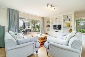 House, Multiple Beds, Pool Access, Ocean View (Harbour Lights ) | Living area