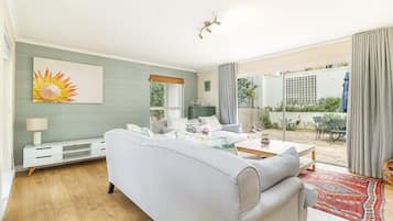 Ferienhaus, Mehrere Betten, Poolzugang, Meerblick (Harbour Lights ) | Wohnbereich | 42-Zoll-Flachbildfernseher mit Digitalempfang