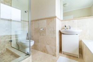 Huis, meerdere bedden, toegang tot zwembad, uitzicht op oceaan (Harbour Lights ) | Badkamer | Handdoeken, toiletpapier