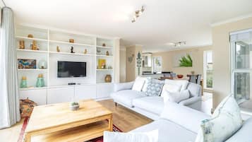 Hus - flere senge - adgang til pool - havudsigt (Harbour Lights ) | Opholdsområde | 42-tommers fladskærms-tv med digitale kanaler