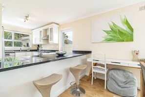 Huis, Meerdere bedden, toegang tot zwembad, uitzicht op zee (Harbour Lights ) | Privékeuken | Een koelkast, een microgolfoven, een oven, een kookplaat