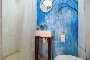 Rumah, Beberapa Tempat Tidur, patio, pemandangan kebun (Buitengracht House ) | Kamar mandi | Handuk dan tisu toilet