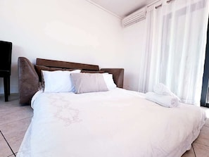 Appartement, 1 lit double et 1 canapé-lit, patio, vue sur la montagne (210 Atlantica ) | 1 chambre, décor unique, ameublement unique