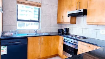 Apartamento, 1 cama de casal e sofá-cama, varanda, vista para a montanha (210 Atlantica ) | Cozinha privada | Geladeira, micro-ondas, fogão, cooktop