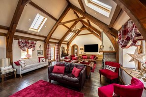 Una televisión, una chimenea