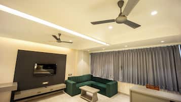 Signature Studio Suite, Multiple Beds | Free WiFi