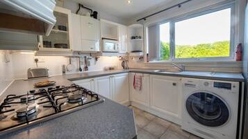 Kjøleskap, mikrobølgeovn, ovn og oppvaskmaskin