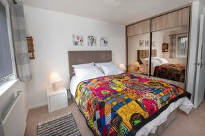 2 bedrooms, iron/ironing board, free WiFi, bed sheets - Beautiful spacious house Airport (Edinburgh)