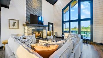 TV connectée, cheminée, table de tennis de table, livres