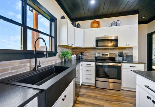 Modern Cabin | Hot Tub | Fire Pit | Pet Friendly