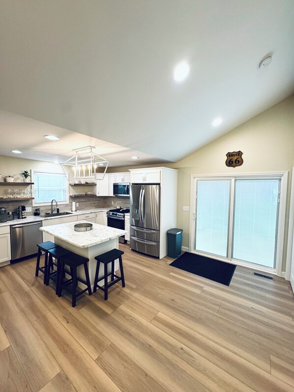 Fridge, microwave, oven, stovetop - Charming Springfield Stunner: a relaxing escape in peaceful Jerome Village (Springfield)