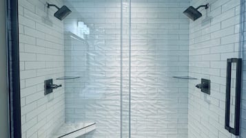 Serviettes fournies, savon, papier toilette
