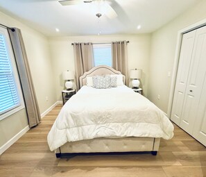 2 bedrooms, iron/ironing board, free WiFi, bed sheets - Charming Springfield Stunner: a relaxing escape in peaceful Jerome Village (Springfield)