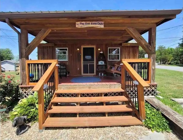 Ein Holzhaus mit Veranda, einem Schild mit der Aufschrift "The Don-Bonn Inn" und einer Treppe, die zum Eingang führt.