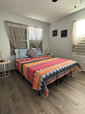 2 makuuhuonetta, työpöytä, silitysrauta/-lauta, ilmainen Wi-Fi