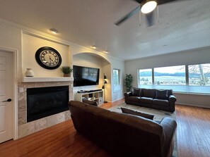 TV connectée, cheminée, livres