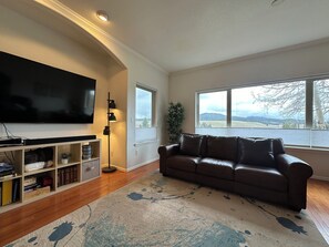 Smart-tv, een open haard en boeken