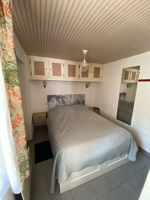 2 chambres, fer et planche à repasser