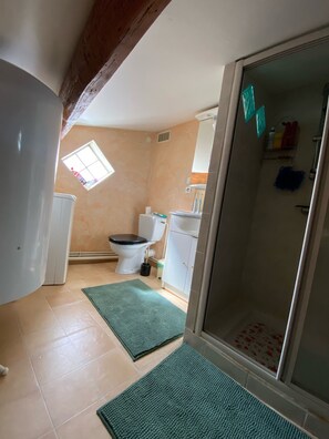 Shower, hair dryer, toilet paper - On the peninsula of Saint Mandrier var(83) seasonal rentals (Saint-Mandrier-sur-Mer)