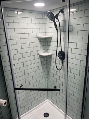 Dusj, hårføner, håndklær og såpe