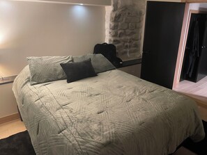 1 habitación, wifi y ropa de cama