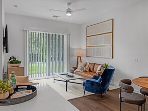 Apartamento, 3 quartos (QueenBed) | Área de estar | TV 50 polegadas com canais digitais