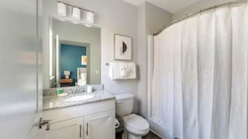 Departamento, 2 habitaciones (QueenBed) | Baño | Tina con regadera, amenidades de baño gratuitas, secadora de cabello