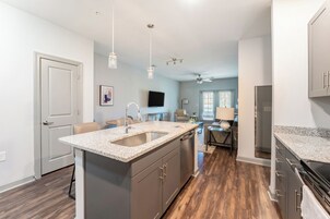 Refrigerador, microondas, horno, placa de cocina