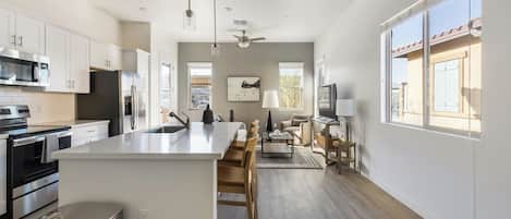 Grand réfrigérateur, micro-ondes, four, plaque de cuisson