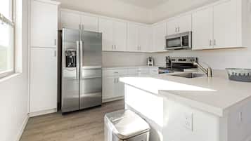 Departamento (2 Bedrooms) | Cocina privada | Refrigerador con congelador, microondas, horno y parrilla de estufa