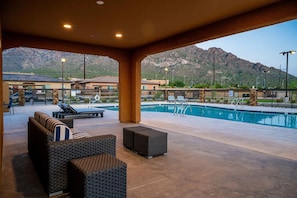 Outdoor pool - Landing Apartments Oro Valley (Oro Valley)